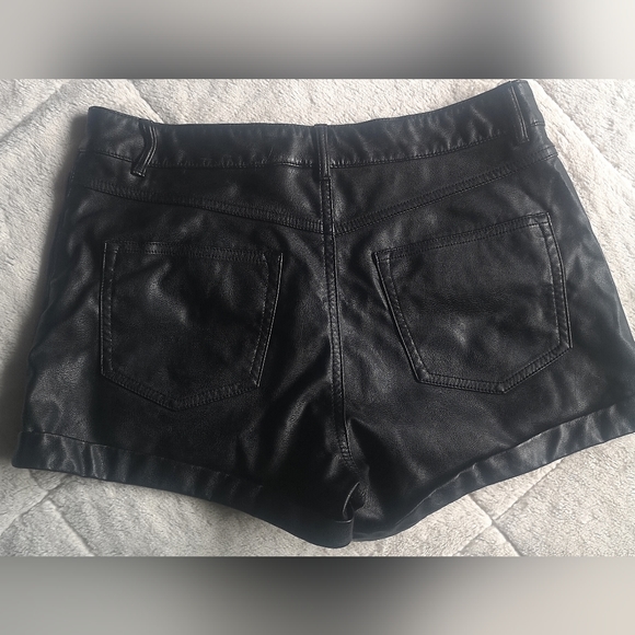 Divided faux leather shorts. Size 10 - Picture 4 of 11